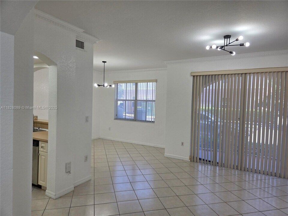 8858 W Flagler St in Miami, FL - Building Photo