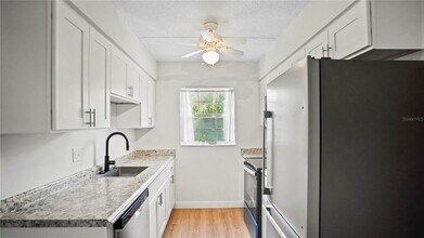 1100 E Caroline St in Tavares, FL - Building Photo - Building Photo