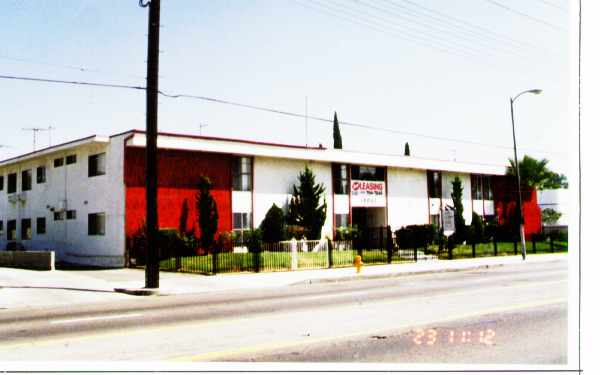 13001 Vanowen St in North Hollywood, CA - Foto de edificio - Building Photo