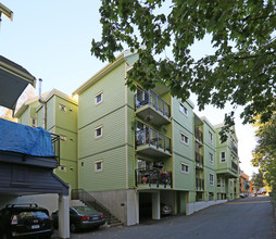 Lakewood Terrace in Vancouver, BC - Building Photo - Building Photo