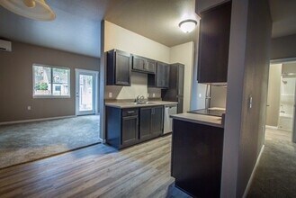 4245 Hawthorne Ave NE in Salem, OR - Foto de edificio - Building Photo