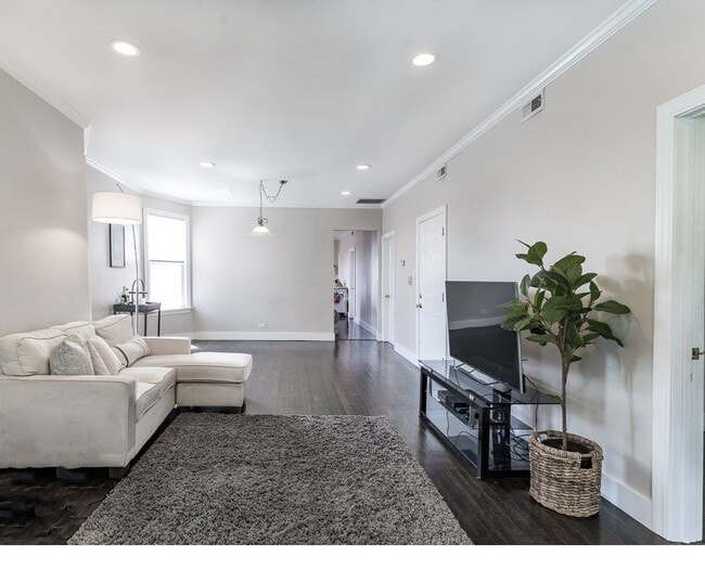 2310 N Kenneth Ave in Chicago, IL - Building Photo - Building Photo