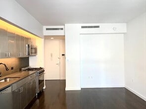 37-40-40 27th St in Queens, NY - Building Photo - Building Photo