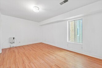 19321 Club House Rd in Gaithersburg, MD - Foto de edificio - Building Photo