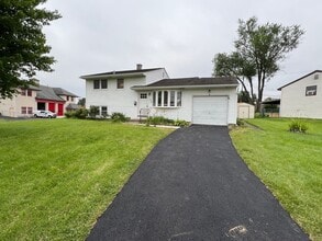2945 Windsor Dr in Bensalem, PA - Building Photo - Building Photo