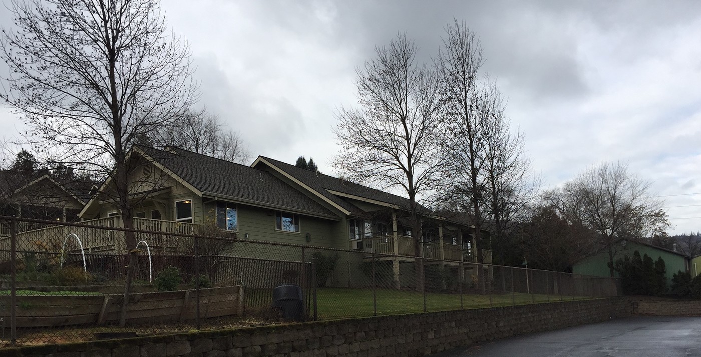 West Park Orchards in The Dalles, OR - Foto de edificio