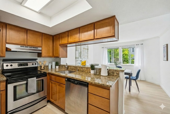 12036 100th Avenue Northeast, Unit K202 in Kirkland, WA - Foto de edificio - Building Photo