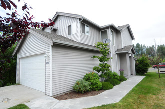 Gibson Road Townhomes in Everett, WA - Building Photo - Building Photo