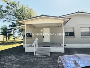 6910 Oak St in Grand Ridge, FL - Building Photo - Building Photo