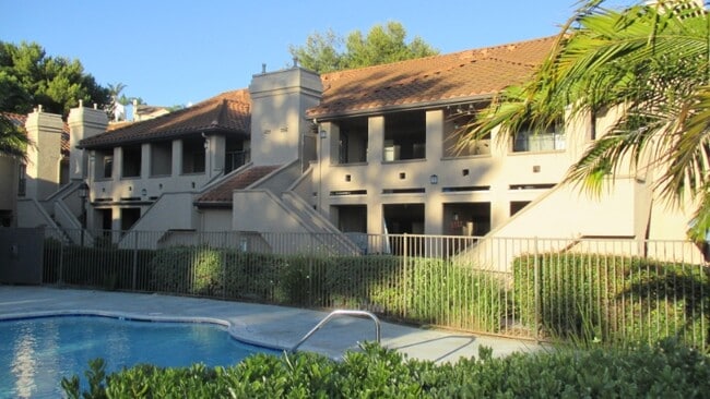 1068 Calle Del Cerro in San Clemente, CA - Foto de edificio - Building Photo