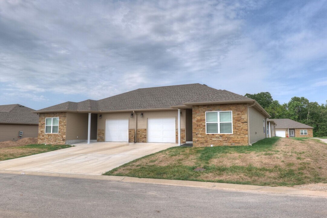 635 Applewood Ln in Neosho, MO - Building Photo