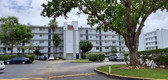 8540 N Sherman Cir in Miramar, FL - Building Photo