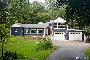 17 Old Mill Rd in Weston, CT - Building Photo