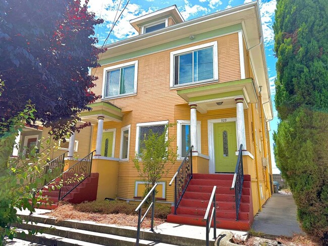 property at 925 Apgar St