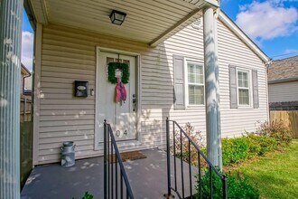 704 Metairie Lawn Dr in Metairie, LA - Building Photo - Building Photo