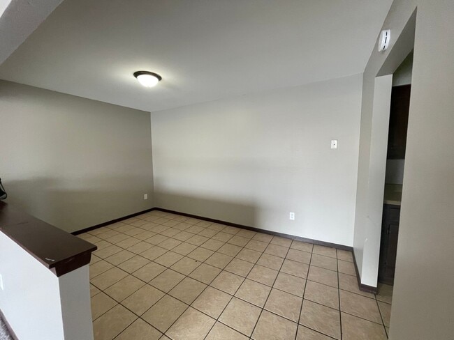 7630 W Dean Rd in Milwaukee, WI - Foto de edificio - Building Photo