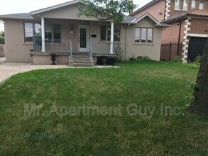 23 Glen Belle Crescent in Toronto, ON - Building Photo - Building Photo