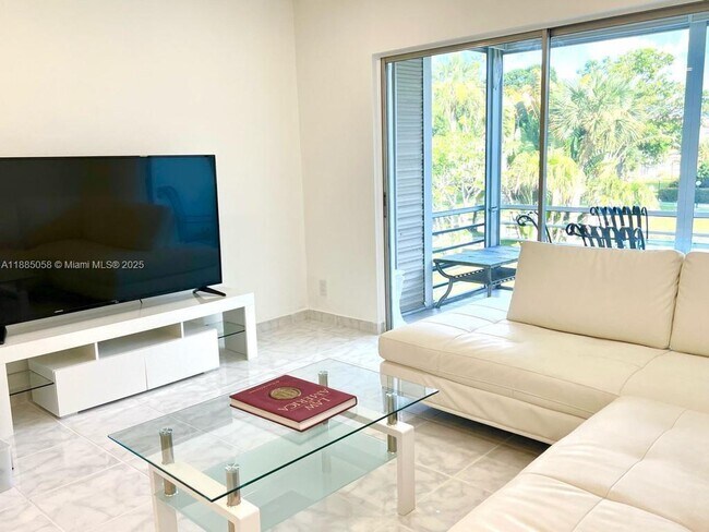 5051 W Oakland Park Blvd in Lauderdale Lakes, FL - Building Photo - Building Photo