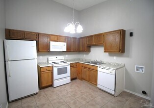 6810 Tiki Ln in Pensacola, FL - Foto de edificio - Building Photo