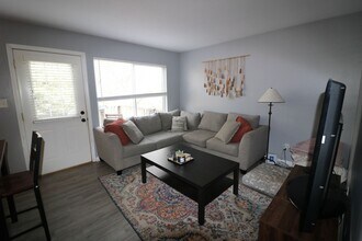 1943 Crescent Dr in Manhattan, KS - Building Photo - Building Photo