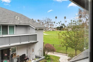 18312 Parkview Ln, Unit 202 in Huntington Beach, CA - Building Photo