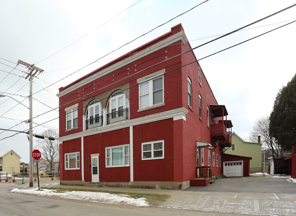 201 W Smith St in Herkimer, NY - Building Photo