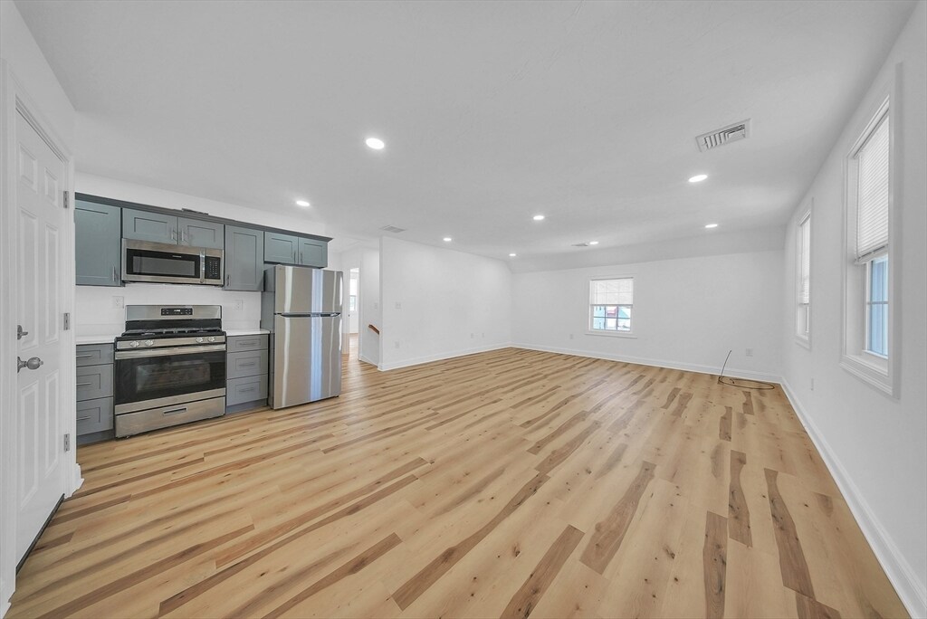 11 Willet St in Quincy, MA - Building Photo