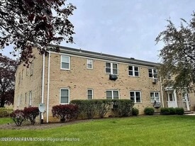 64 Manchester Ct in Freehold, NJ - Building Photo