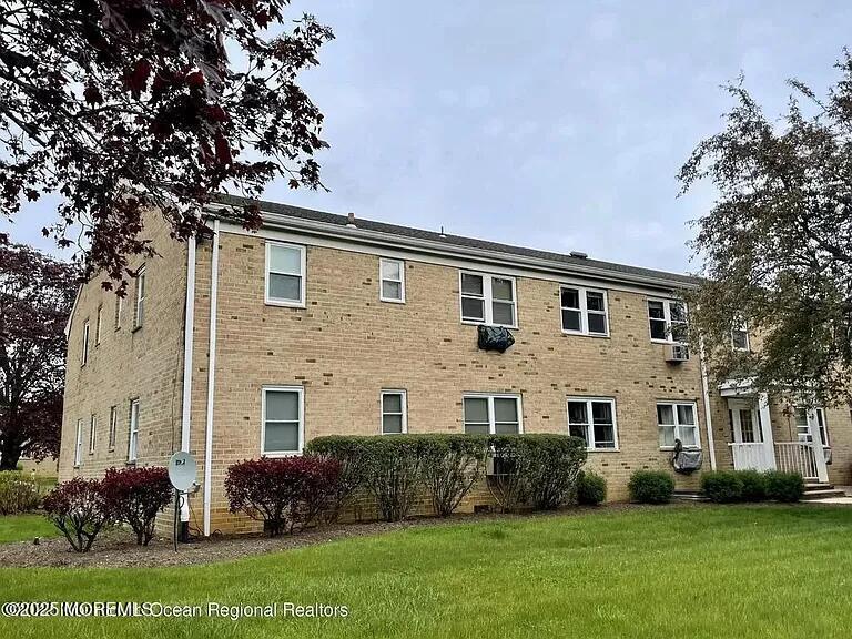 64 Manchester Ct in Freehold, NJ - Building Photo