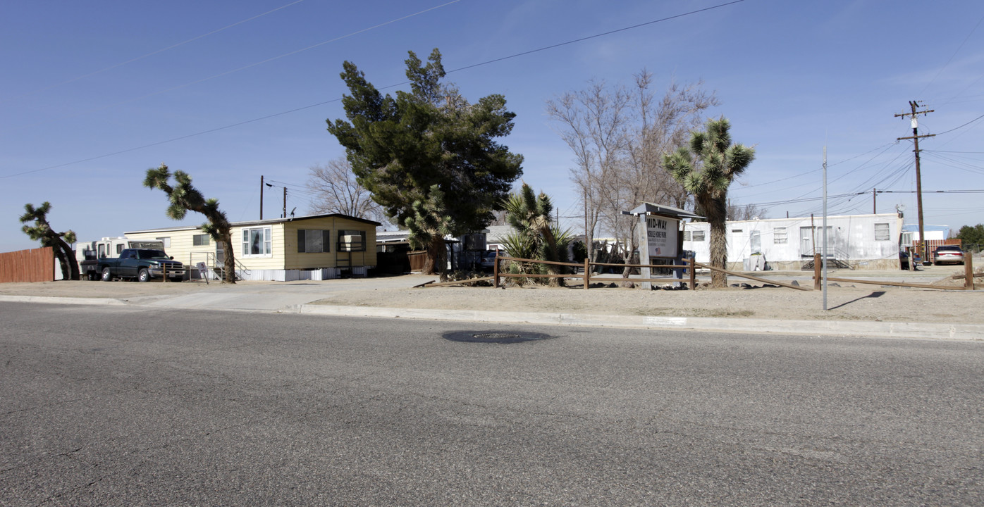 24622 W Main St in Barstow, CA - Building Photo