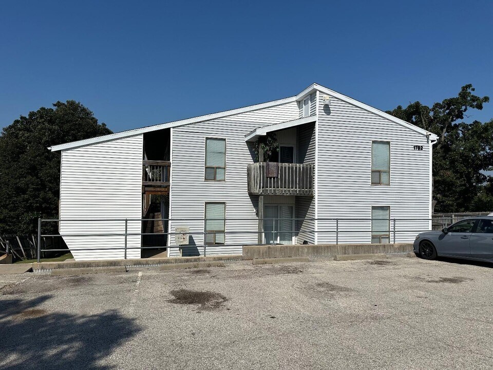1732 Tanner Bridge Rd in Jefferson City, MO - Building Photo