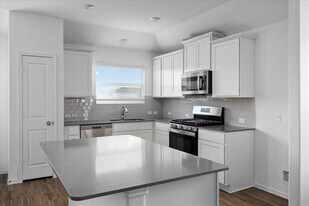 329 Escondido Cir in San Marcos, TX - Building Photo