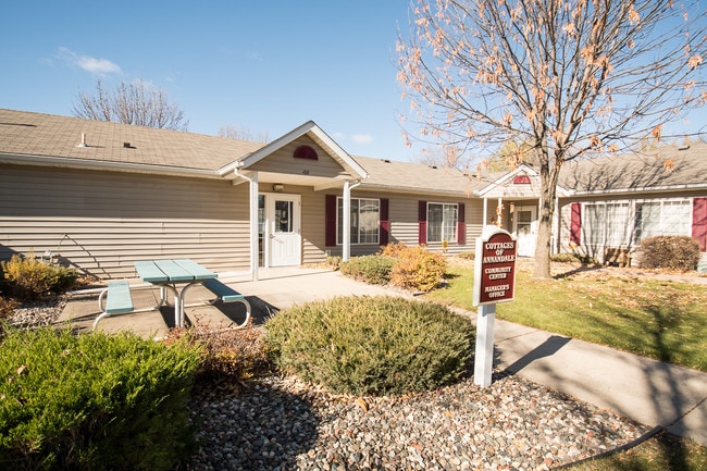 Cottages of Annandale - 55+ in Annandale, MN - Foto de edificio - Building Photo