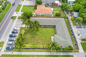 Lantana Palms Apartments in Lantana, FL - Foto de edificio - Building Photo