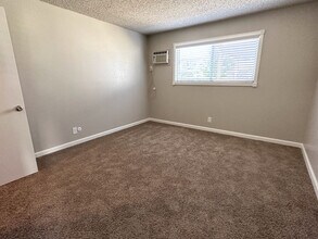 Oasis Apartments in Clovis, CA - Foto de edificio - Building Photo