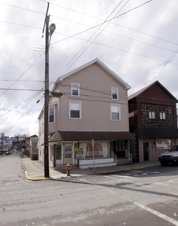 401 Longfellow St in Vandergrift, PA - Building Photo