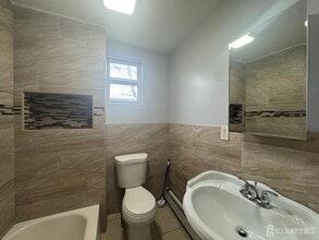 556 Roosevelt Ave, Unit 1 in Carteret, NJ - Building Photo - Building Photo