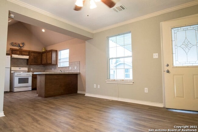 1746 Schley Ave in San Antonio, TX - Foto de edificio - Building Photo