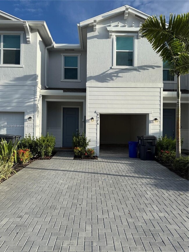 4576 Hollister Ave in Greenacres, FL - Building Photo - Building Photo