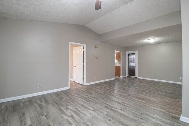 131 Lillian Dr in Oak Grove, KY - Building Photo - Building Photo