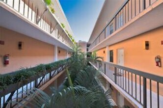 5495 NE 25th Ave, Unit 200 in Fort Lauderdale, FL - Building Photo - Building Photo