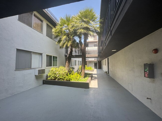 5643 Carlton Way in Los Angeles, CA - Foto de edificio - Building Photo
