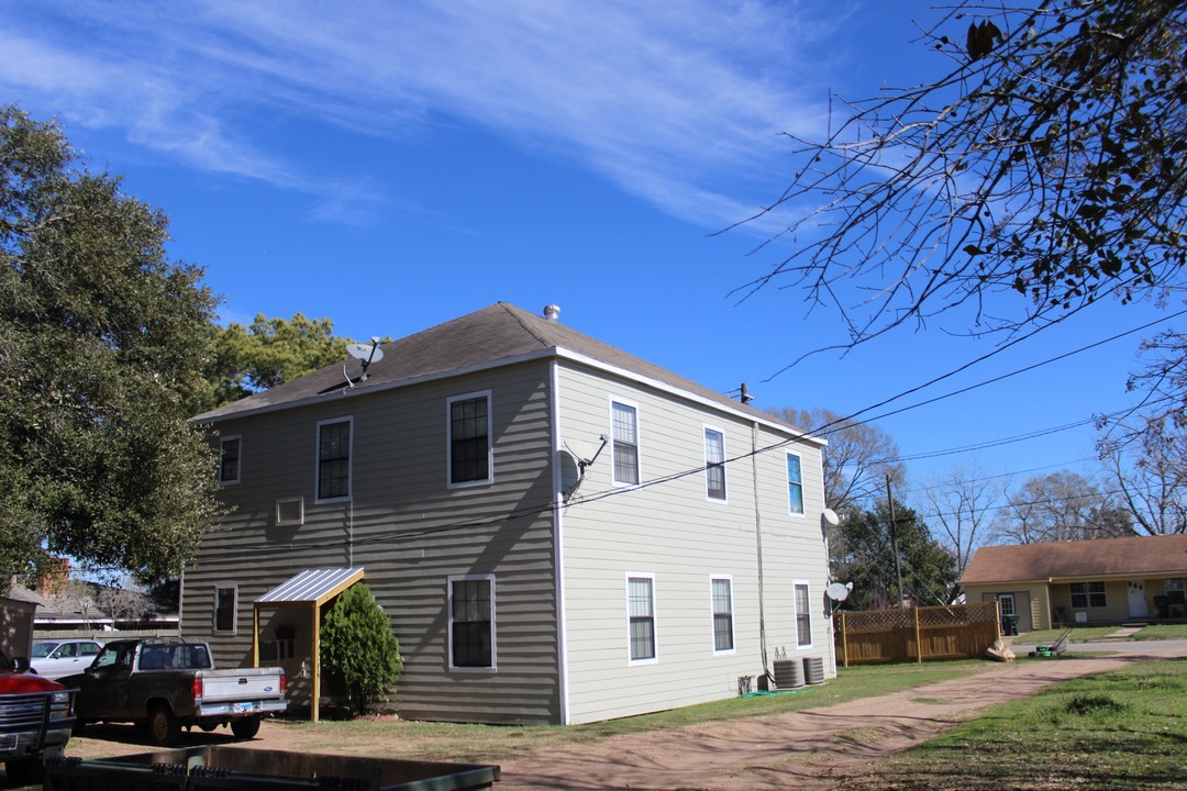 114 N Fowlkes St in Sealy, TX - Building Photo