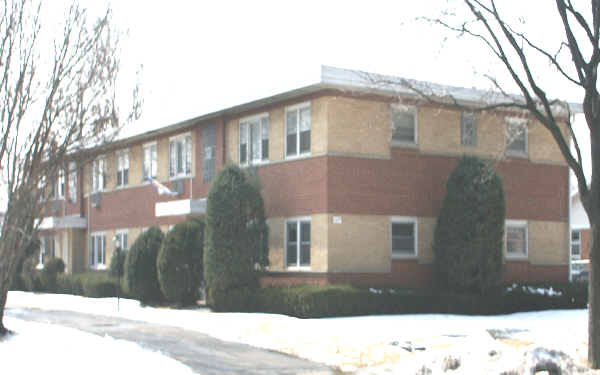 1675 Howard Ave in Des Plaines, IL - Building Photo