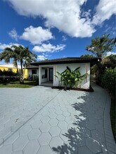 3335 SW 65th Ave in Miami, FL - Building Photo - Building Photo
