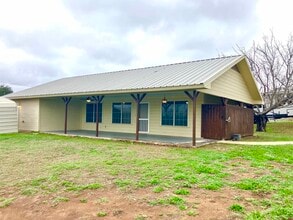 302 E Granite St in Llano, TX - Building Photo - Building Photo