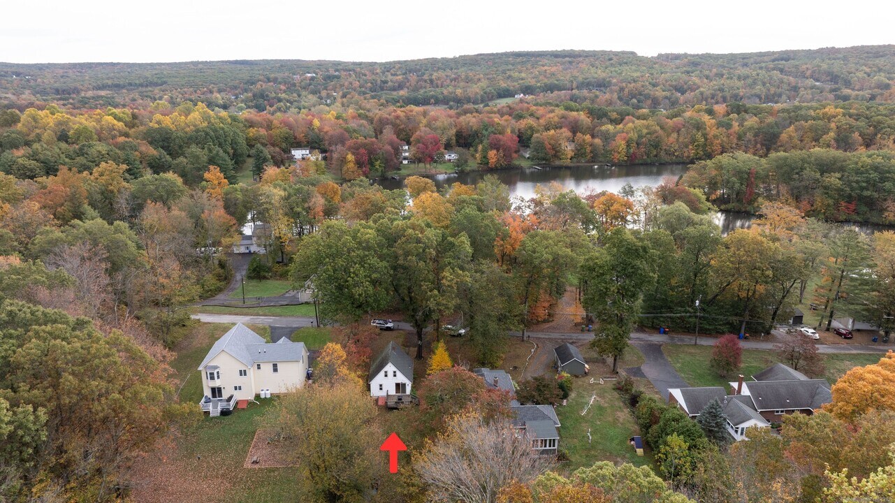 215 Crystal Lake Rd in Middletown, CT - Building Photo