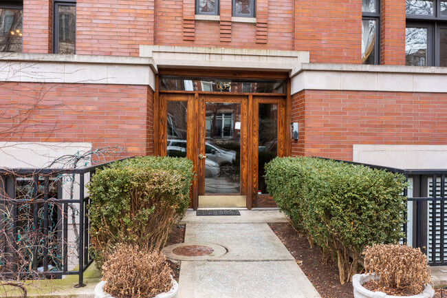 635 W Briar Pl in Chicago, IL - Foto de edificio - Building Photo