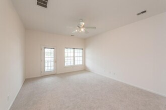 2800 S Knightsbridge Cir in Ann Arbor, MI - Building Photo - Building Photo