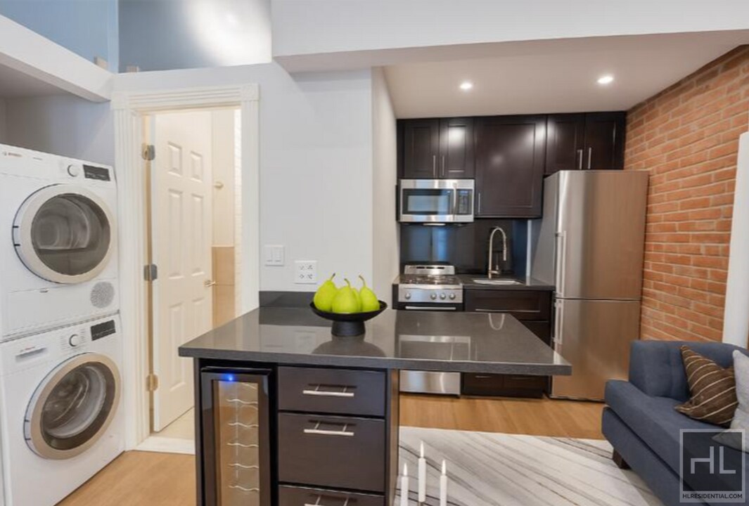 West 21st Street in New York, NY - Building Photo